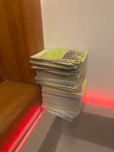 (OLHAR DESCRIÇÃO)Cartas pokemon raras é comuns