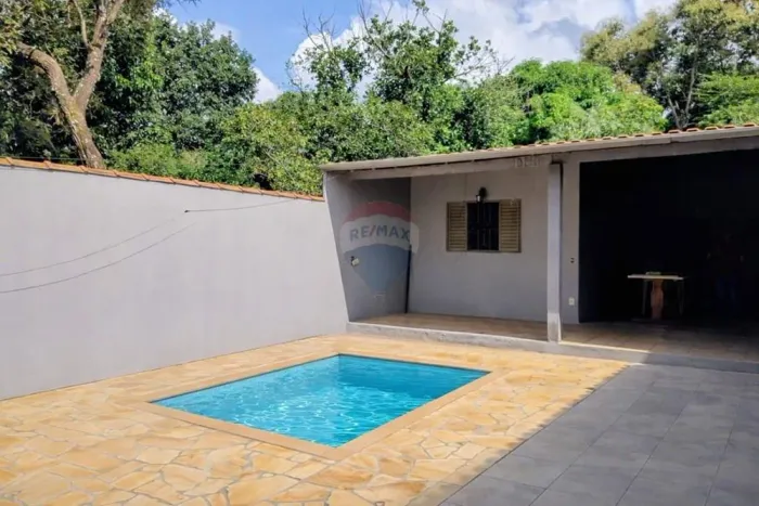 Casa com piscina + Barracão