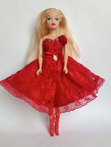 Boneca tipo Barbie linda demais com articulação e vestido e bota chique