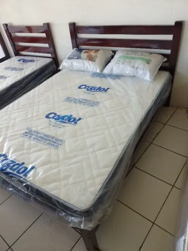 Colchão e Cama de Madeira