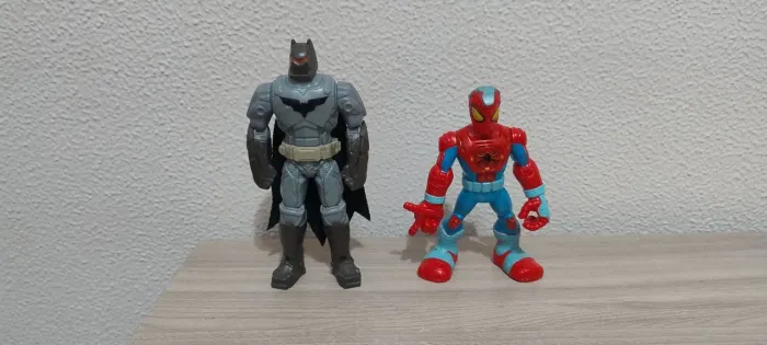 2 bonecos originais Batman e Homem Aranha - Mattel e Hasbro