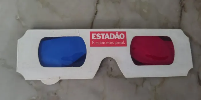 par de óculos 3D de papelão anáglifo promocional do jornal O Estado de S. Paulo