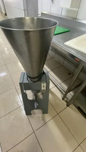 Liquidificador industrial copo basculante.