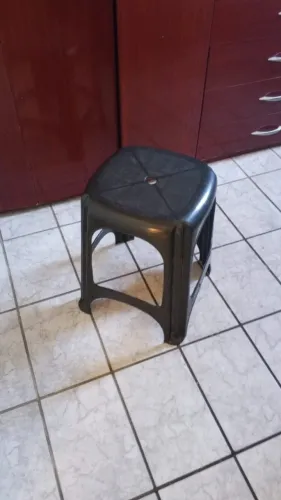 1 (uma) banqueta preta