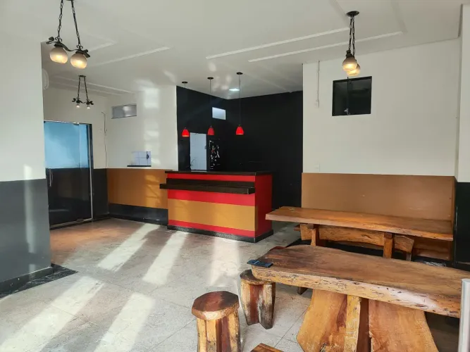 Tem espaço top castelo loja esquina , pra bar e restaurantes , sushi, barato ,paga usa,