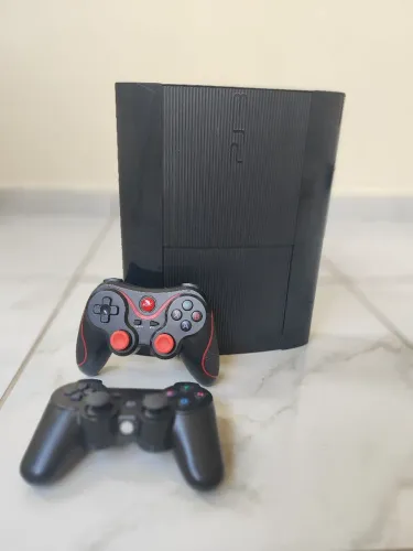 ? PS3 Super Slim 500GB Desbloqueado com 2 Controles! ?