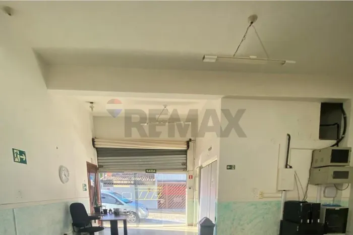 Sala Comercial Ampla, Moderna e com Excelente Visibilidade Comercial no Centro de Várzea P