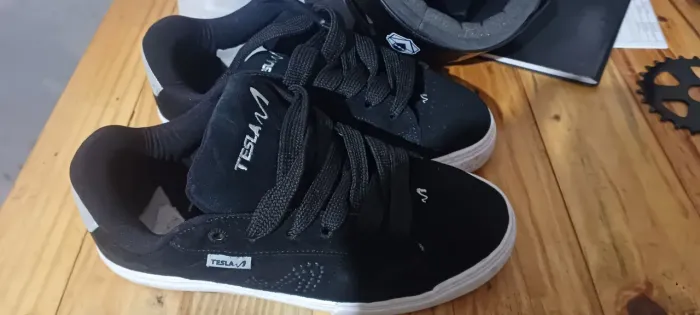 Tenis tesla