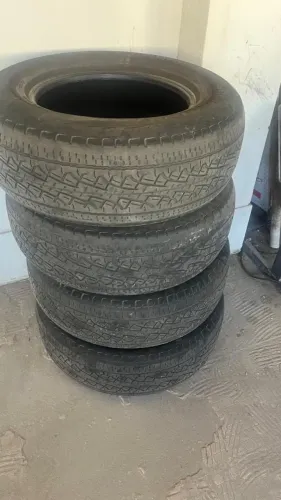 Pneus Pirelli em bom estado para camionetes