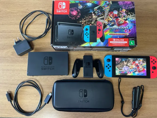 Nintendo Switch Usado em Ótimo Estado (Contém Caixa e Case de Transporte)