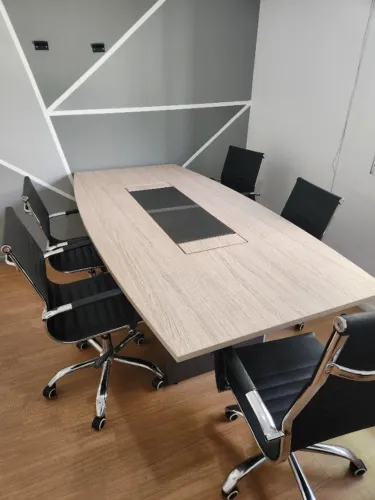 Mesa de reunião eletrificada de alto padrão formato canoa para seis lugares