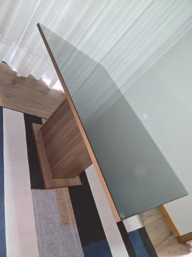 Mesa 6 lugares em mdp com tampo de vidro