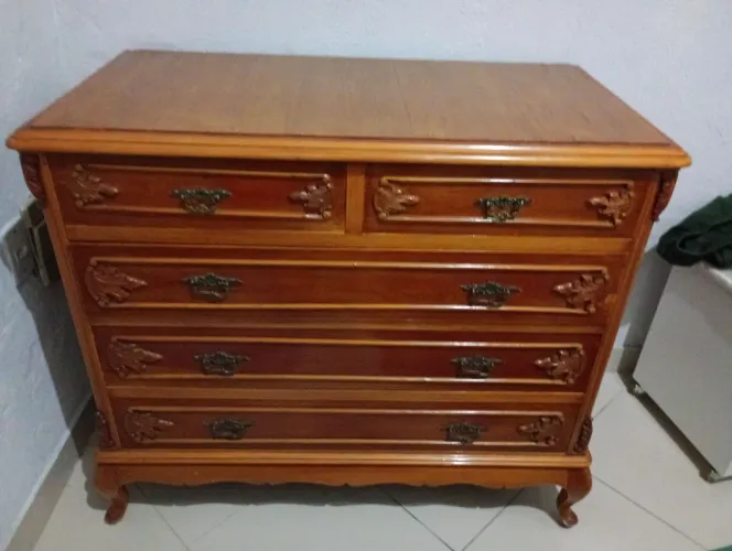 Cômoda antiga bem conservada madeira nobre