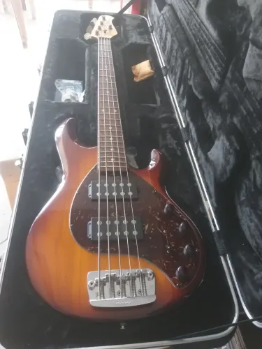 Music man stingray HH Americano 2008 super novo,pra baixistas exigentes ,