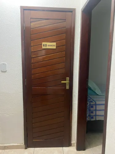 Porta de madeira maciça envernizada 210x70