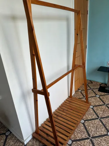 Arara para roupa de madeira