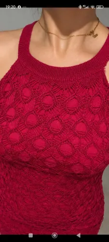Vestido rendado feito à mão.
