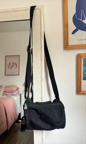 Bolsa Kipling Transversal Preta Original (Com Macaquinho)