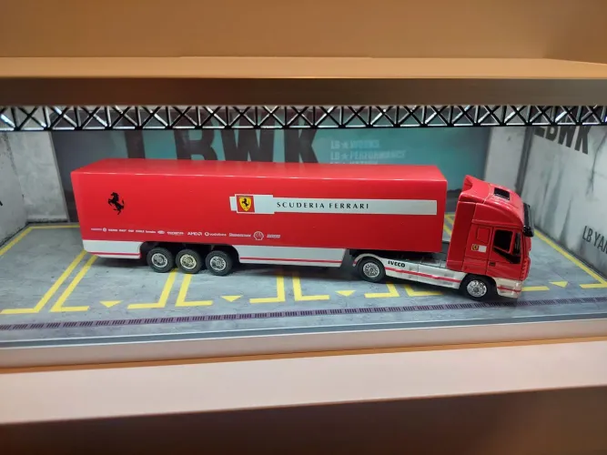 Iveco Stralis Scuderia Ferrari 1/87