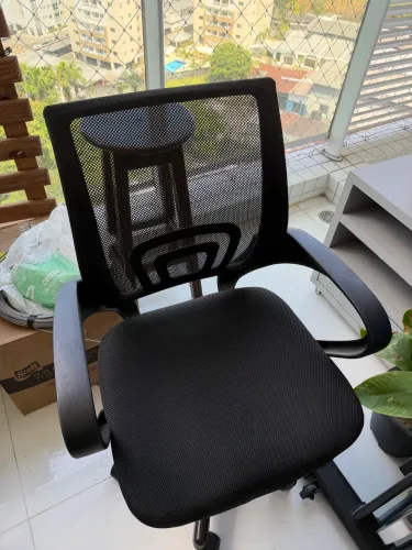 Cadeira de Escritório Giratória Preta - Encosto Mesh com Suporte Lombar