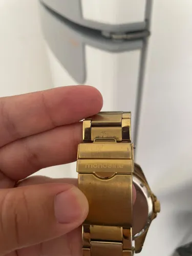 Relógio Mondaine dourado