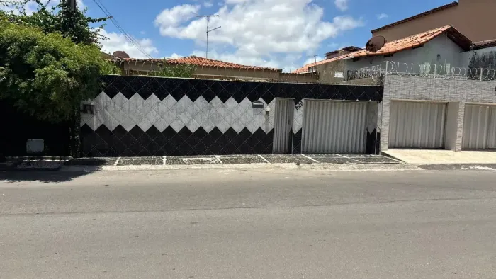Imóvel para venda possui 260 metros quadrados com 4 quartos em Itaperi - Fortaleza - CE