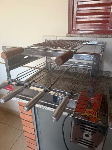 Grill Giratório tamanho ajustável com 4 Espetos e 1 grelha - Marca: Santigrill