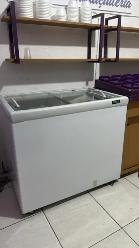 Vendo freezer semi novo