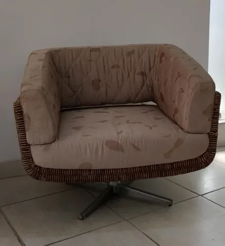 Poltrona estofada com detalhes em vime e base giratória
