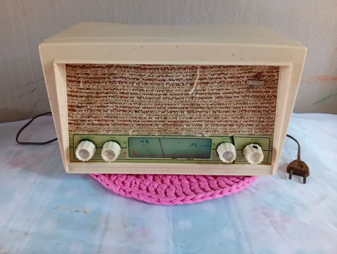 Rádio antigo valvulado funcionando 