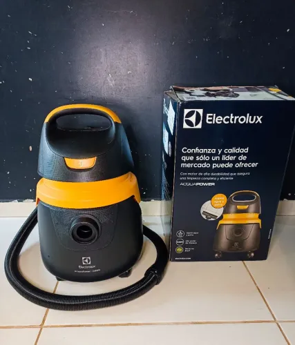 Aspirador Electrolux AQP20 1400W - Pó, Água e Função Sopro, Completo e Potente
