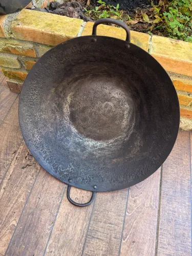 Tacho antigo com sinais de ferrugem 