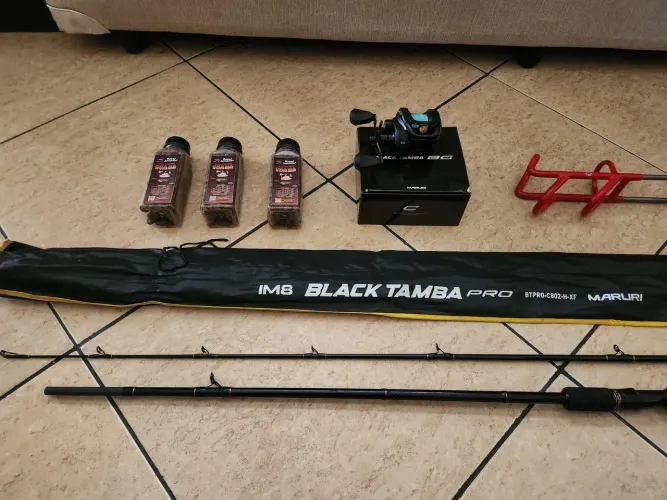 Kit de pesca vara, carretilha, suporte e ração.