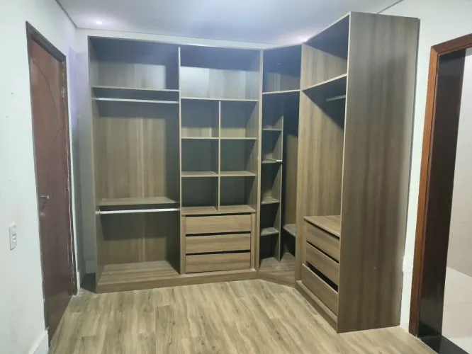 Guarda-roupa modulado/planejado de canto em MDF