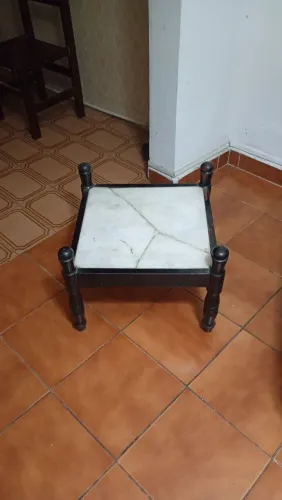 Mesinha de centro de madeira maciça com mármore trincado antigo