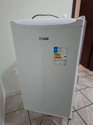 Vendo geladeira/frigobar Consul, 117 lts, com 3 meses de uso, em perfeitas condições.