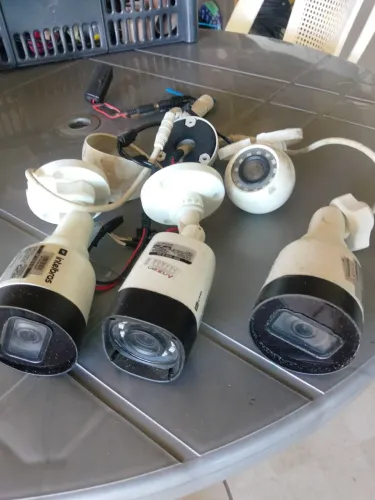 Cameras Intelbras seminovos ótimas  as4 por esse valor 