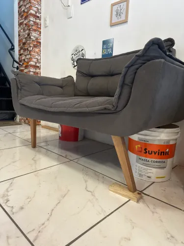 Sofá com 2 pés quebrados