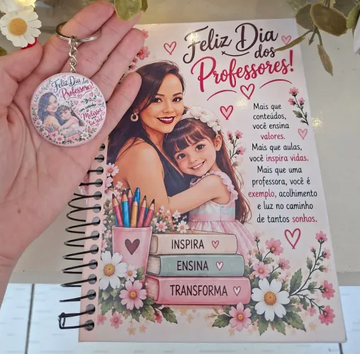 Kit Presenteável Dia dos Professores - Caderno A5, Chaveiro Botton e Sacola Presenteável