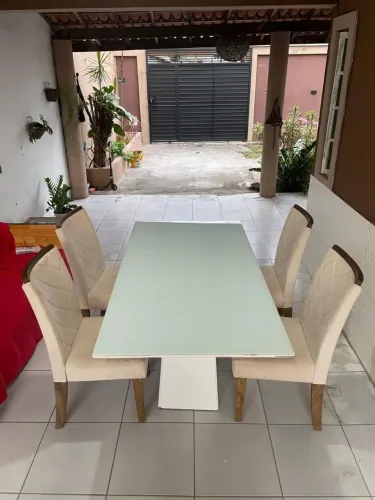 Mesa com vidro e cadeiras