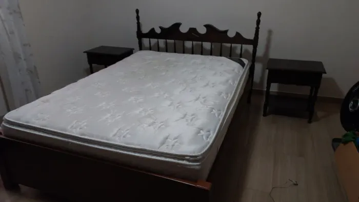 Cama de casal com colchão e criados inclusos 