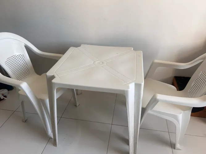 Conjunto mesa + duas cadeiras de plástico brancas