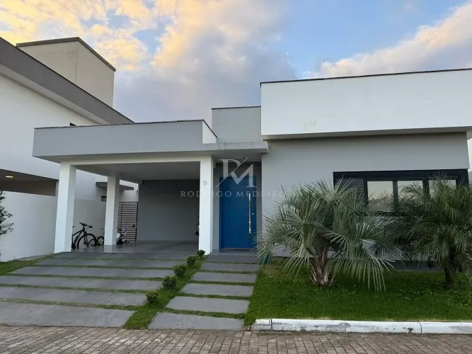 Casa em condomínio fechado no Campeche com suíte, escritório, jacuzzi, quintal privativo e