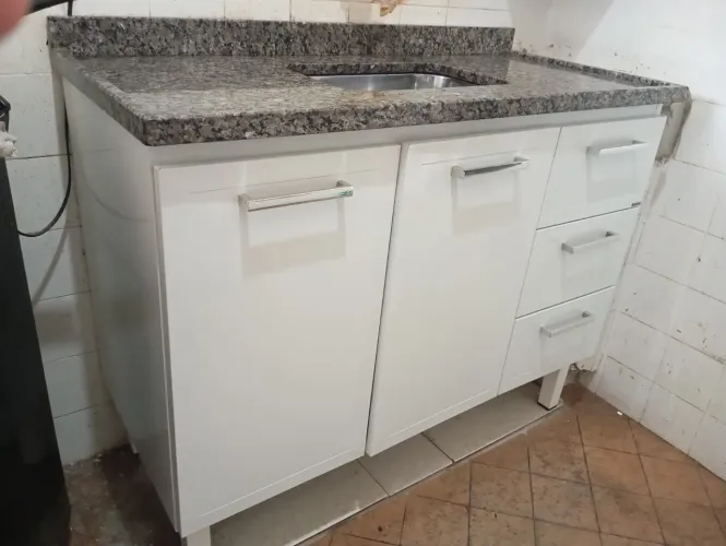 Armário com pia em mármore