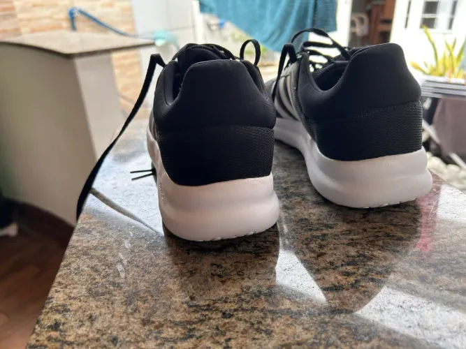 Tênis adidas lite race