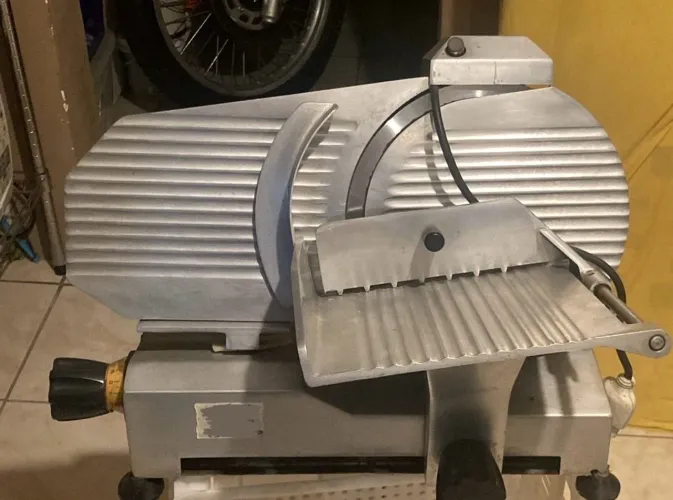 Máquina de Cortar Frios 