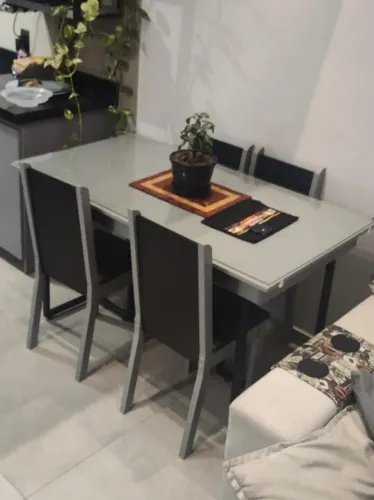 Mesa tampo de vidro 1,36x0,75 + 4 cadeiras
