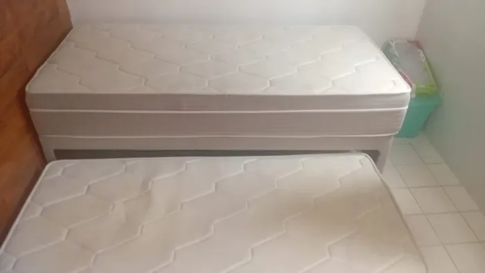 Cama de solteiro com auxiliar