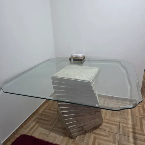 Mesa de vidro com base mármore torcido