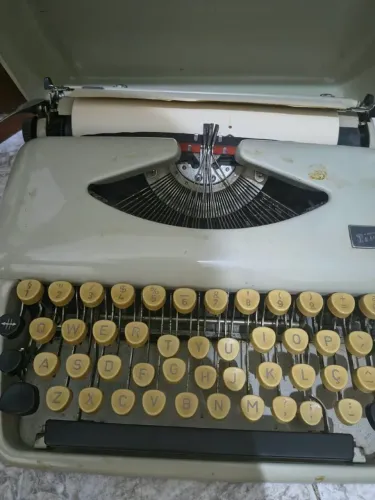 Máquina de datilografia portátil anos 70/80 marca européia Tippa